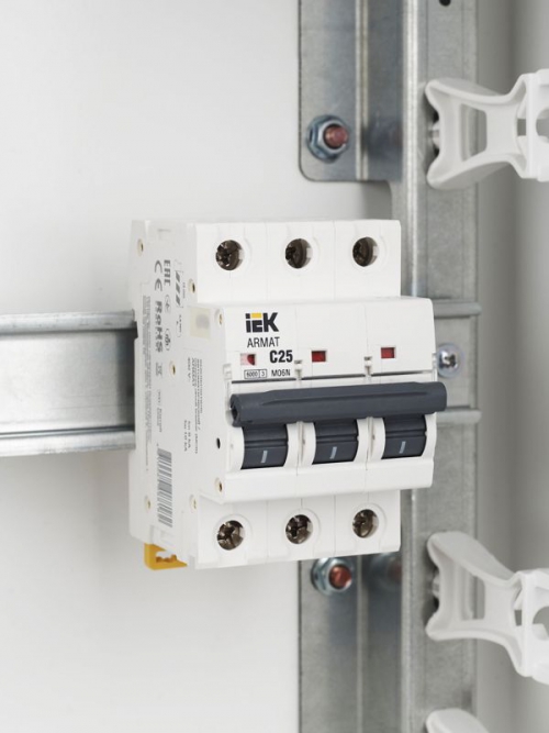 Выключатель автоматический 3п C 25А M06N ARMAT IEK AR-M06N-3-C025 AR-M06N-3-C025