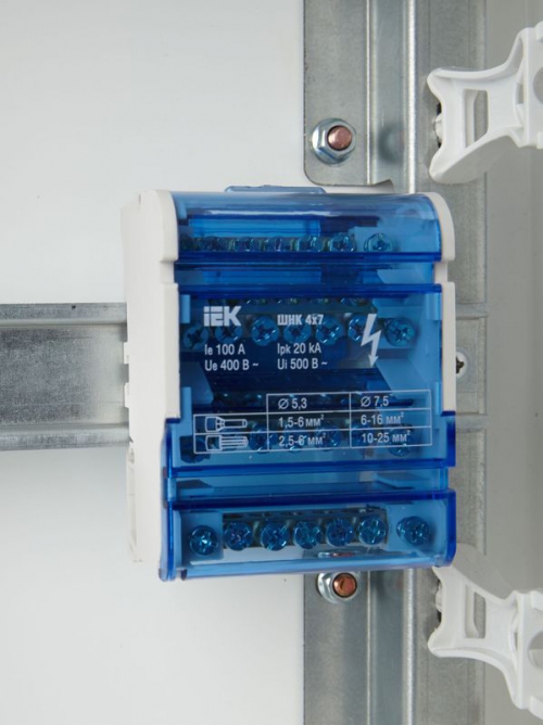Шина на DIN-рейку в корпусе (кросс-модуль) ШНК 4х7 3L+PEN IEK YND10-4-07-100 YND10-4-07-100