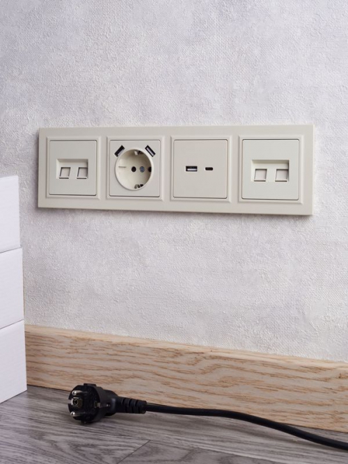 Розетка BRITE РЮш10-1-БрКр 16А с USB A+A 2.1А с заземл. защ. шторки беж. IEK BR-R14-16-U21-D21-K10 BR-R14-16-U21-D21-K10