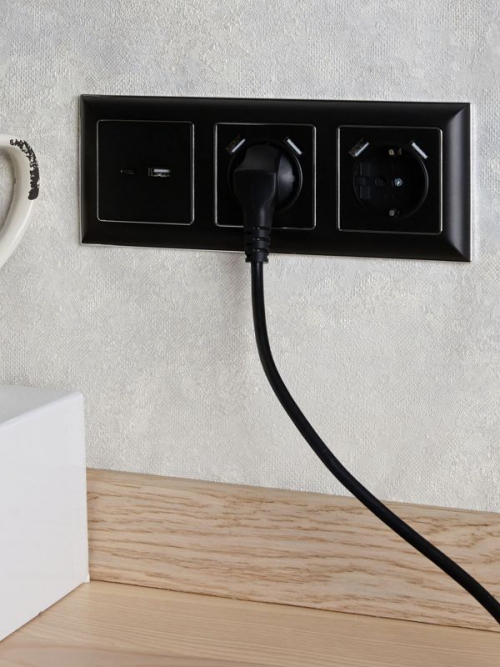 Розетка BRITE РЮш10-1-БрЧ 16А с USB A+A 2.1А с заземл. защ. шторки черн. IEK BR-R14-16-U21-D21-K02 BR-R14-16-U21-D21-K02