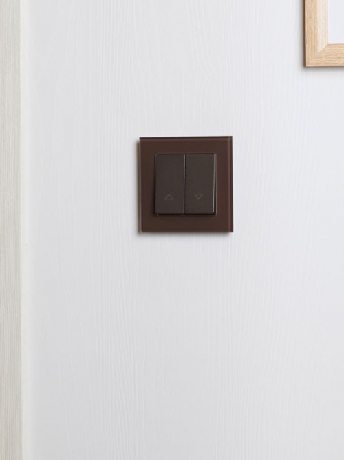 Рамка 1-м BRITE РУ-1-2-БрТБ стекло темн. бронза IEK BR-M12-G-K45 BR-M12-G-K45