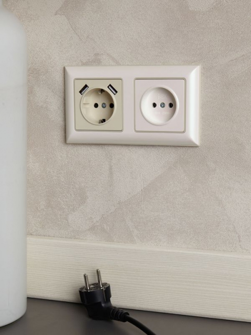 Розетка 1-м СП BRITE РС10-1-0-БрЖ 10А без заземл. без защ. шторок жемчуж. IEK BR-R10-10-K36 BR-R10-10-K36